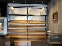 Metalen broodwandrek met houten legborden. afmeting 250 x 35 x 265 cm. - afbeelding 1 van  3