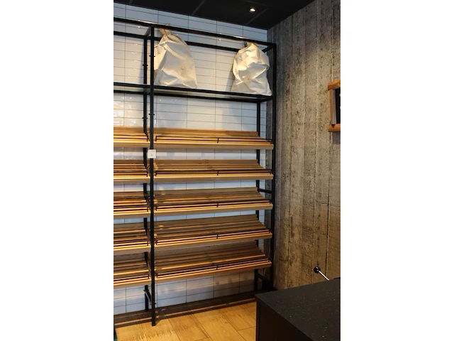 Metalen broodwandrek met houten legborden. afmeting 250 x 35 x 265 cm. - afbeelding 2 van  3