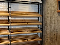 Metalen broodwandrek met houten legborden. afmeting 250 x 35 x 265 cm. - afbeelding 2 van  3