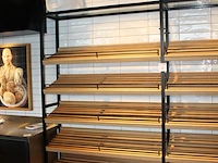 Metalen broodwandrek met houten legborden. afmeting 250 x 35 x 265 cm. - afbeelding 3 van  3