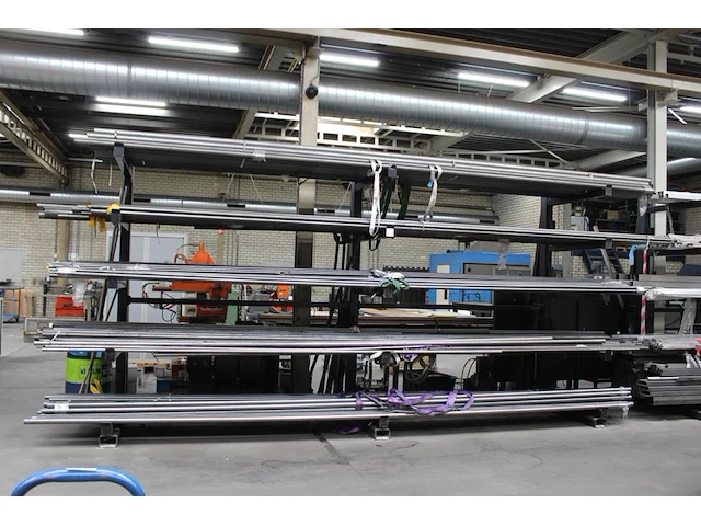 Metalen buizen op vijf draagarmen waaronder doorsnede 30, 40, 55 en 60 mm, totaal circa 200 stuks - afbeelding 1 van  2