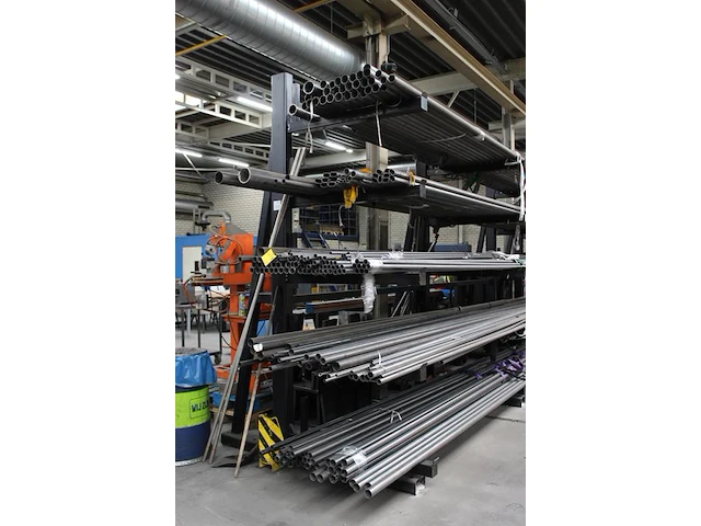 Metalen buizen op vijf draagarmen waaronder doorsnede 30, 40, 55 en 60 mm, totaal circa 200 stuks - afbeelding 2 van  2