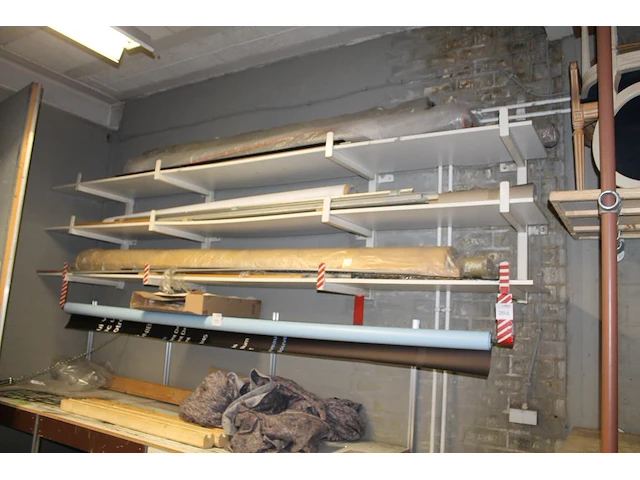 Metalen draagarmstelling bestaande uit vier draagarmen 56 x 110 cm met twee aangebouwde rolhouders en drie ... - afbeelding 1 van  2