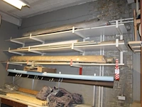Metalen draagarmstelling bestaande uit vier draagarmen 56 x 110 cm met twee aangebouwde rolhouders en drie ... - afbeelding 1 van  2