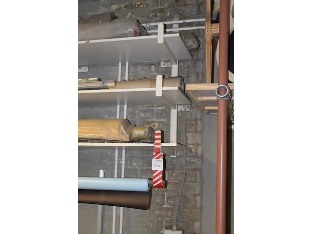 Metalen draagarmstelling bestaande uit vier draagarmen 56 x 110 cm met twee aangebouwde rolhouders en drie ... - afbeelding 2 van  2