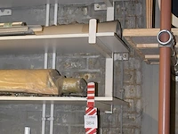 Metalen draagarmstelling bestaande uit vier draagarmen 56 x 110 cm met twee aangebouwde rolhouders en drie ... - afbeelding 2 van  2