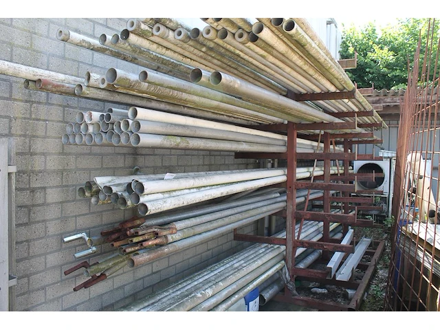 Metalen draagarmstelling gevuld met aluminium pijpen in diverse maten en uitvoeringen. - afbeelding 1 van  1