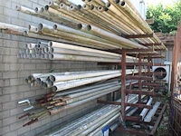 Metalen draagarmstelling gevuld met aluminium pijpen in diverse maten en uitvoeringen. - afbeelding 1 van  1