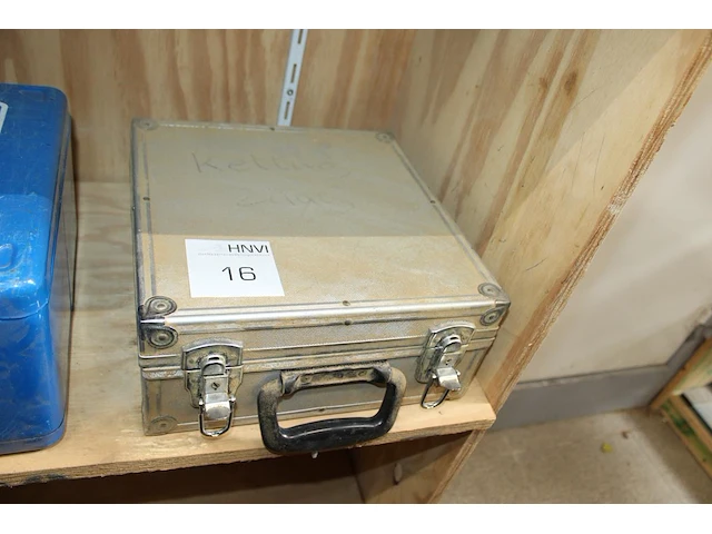 Metalen gereedschapskoffer. afmeting 30 x 30 x 13 cm. - afbeelding 1 van  2