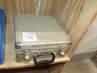 Metalen gereedschapskoffer. afmeting 30 x 30 x 13 cm. - afbeelding 1 van  2