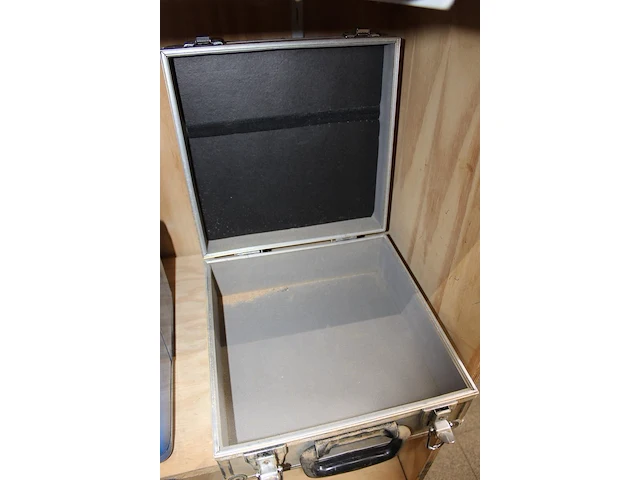 Metalen gereedschapskoffer. afmeting 30 x 30 x 13 cm. - afbeelding 2 van  2