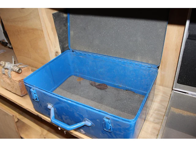 Metalen gereedschapskoffer. afmeting 43 x 30 x 18 cm. - afbeelding 2 van  2