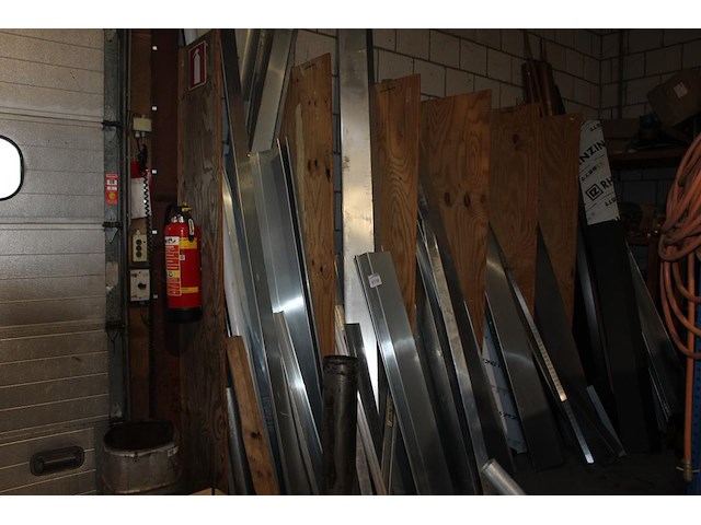 Metalen gootstukken, profielen en afvoerbuizen in wandstelling. - afbeelding 1 van  4