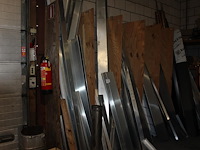 Metalen gootstukken, profielen en afvoerbuizen in wandstelling. - afbeelding 1 van  4