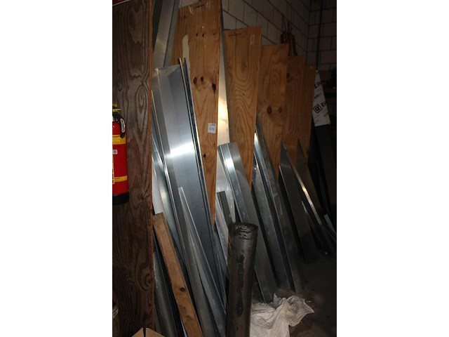 Metalen gootstukken, profielen en afvoerbuizen in wandstelling. - afbeelding 2 van  4