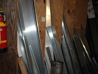 Metalen gootstukken, profielen en afvoerbuizen in wandstelling. - afbeelding 2 van  4
