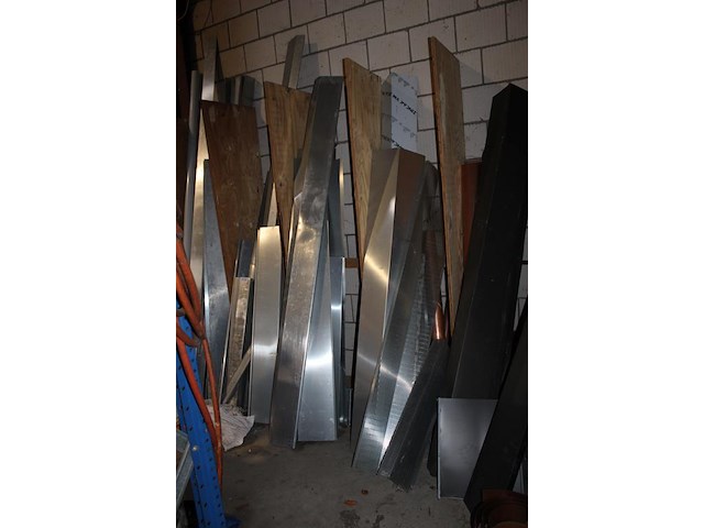 Metalen gootstukken, profielen en afvoerbuizen in wandstelling. - afbeelding 3 van  4