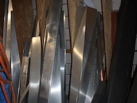 Metalen gootstukken, profielen en afvoerbuizen in wandstelling. - afbeelding 3 van  4