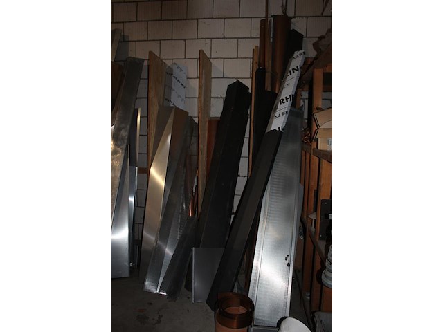 Metalen gootstukken, profielen en afvoerbuizen in wandstelling. - afbeelding 4 van  4
