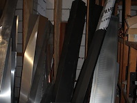 Metalen gootstukken, profielen en afvoerbuizen in wandstelling. - afbeelding 4 van  4