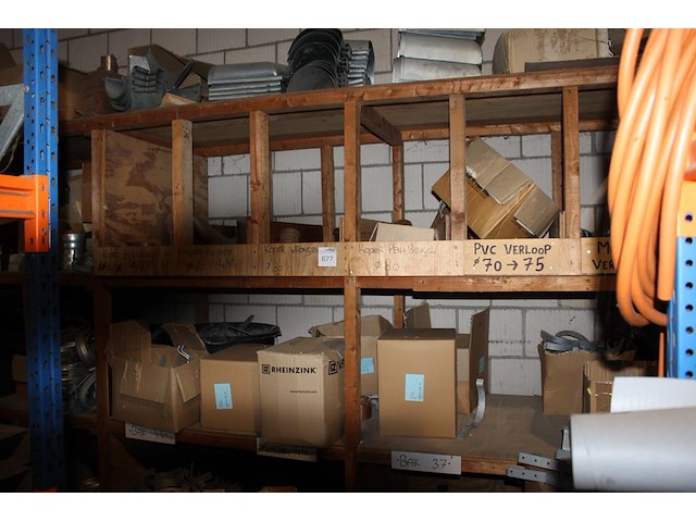 Metalen gootstukken, wrongen, verlopen, goothoeken, gootbeugels, etc. in houten stelling. - afbeelding 1 van  5