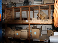 Metalen gootstukken, wrongen, verlopen, goothoeken, gootbeugels, etc. in houten stelling. - afbeelding 1 van  5