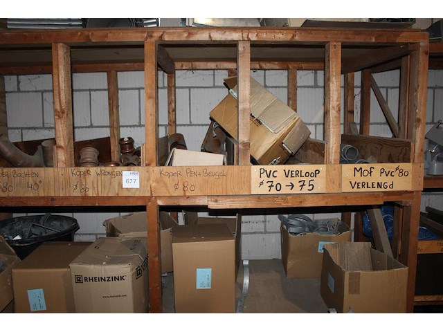 Metalen gootstukken, wrongen, verlopen, goothoeken, gootbeugels, etc. in houten stelling. - afbeelding 2 van  5