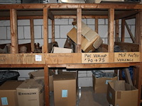 Metalen gootstukken, wrongen, verlopen, goothoeken, gootbeugels, etc. in houten stelling. - afbeelding 2 van  5