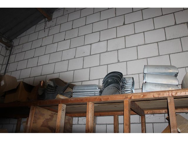 Metalen gootstukken, wrongen, verlopen, goothoeken, gootbeugels, etc. in houten stelling. - afbeelding 3 van  5