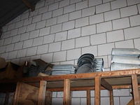 Metalen gootstukken, wrongen, verlopen, goothoeken, gootbeugels, etc. in houten stelling. - afbeelding 3 van  5