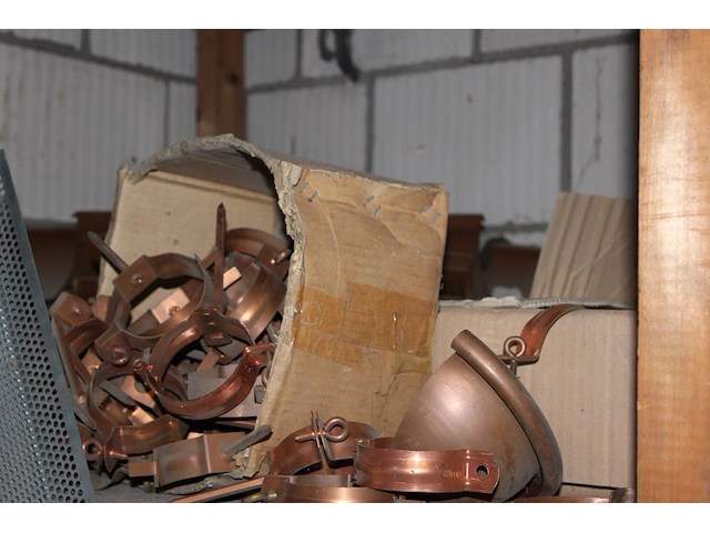Metalen gootstukken, wrongen, verlopen, goothoeken, gootbeugels, etc. in houten stelling. - afbeelding 4 van  5