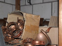 Metalen gootstukken, wrongen, verlopen, goothoeken, gootbeugels, etc. in houten stelling. - afbeelding 4 van  5