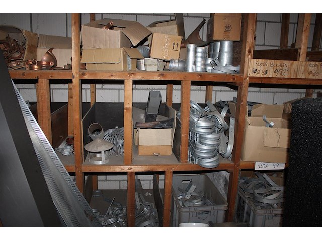 Metalen gootstukken, wrongen, verlopen, goothoeken, gootbeugels, etc. in houten stelling. - afbeelding 5 van  5