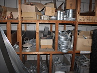 Metalen gootstukken, wrongen, verlopen, goothoeken, gootbeugels, etc. in houten stelling. - afbeelding 5 van  5