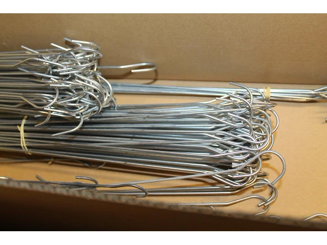 Metalen haken in diverse afmetingen in doos - afbeelding 2 van  2