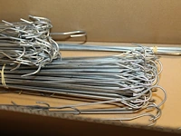 Metalen haken in diverse afmetingen in doos - afbeelding 2 van  2