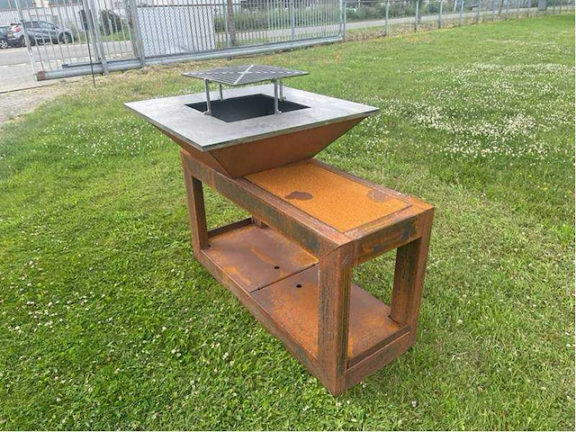 Metalen houtgestookte bbq - afbeelding 1 van  14