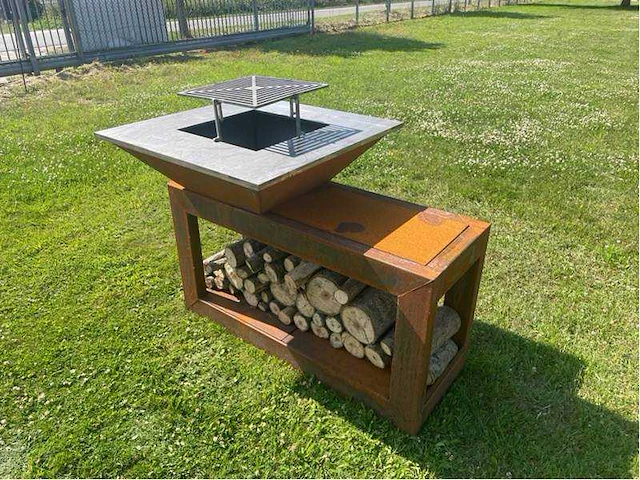 Metalen houtgestookte bbq - afbeelding 1 van  14