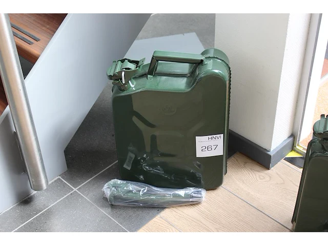 Metalen jerrycan met schenktuit 10l - afbeelding 1 van  2