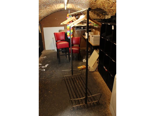 Metalen kapstok met afmeting 110 x 170 cm. - afbeelding 2 van  2