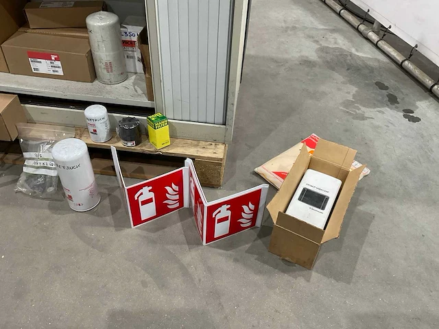 Metalen kast met inhoud - afbeelding 3 van  11
