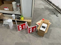 Metalen kast met inhoud - afbeelding 3 van  11