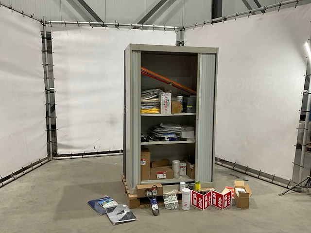 Metalen kast met inhoud - afbeelding 4 van  11
