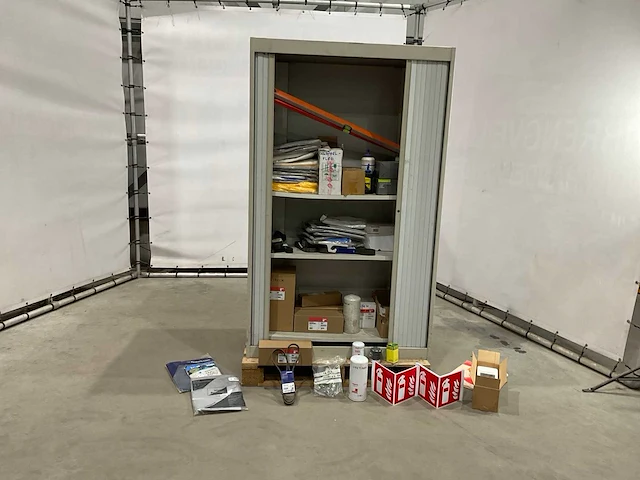 Metalen kast met inhoud - afbeelding 5 van  11