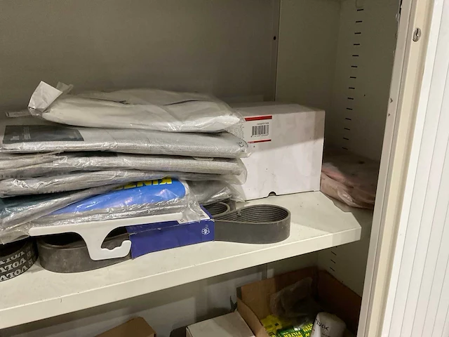 Metalen kast met inhoud - afbeelding 8 van  11