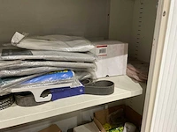 Metalen kast met inhoud - afbeelding 8 van  11