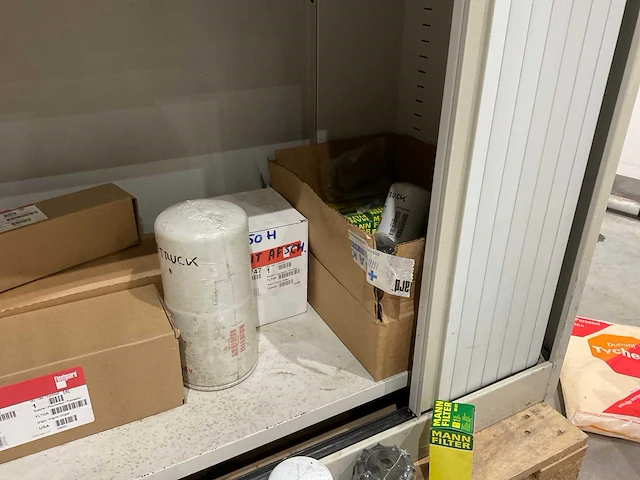 Metalen kast met inhoud - afbeelding 10 van  11