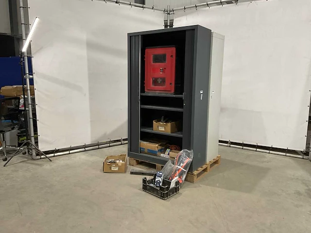 Metalen kast met inhoud - afbeelding 1 van  9