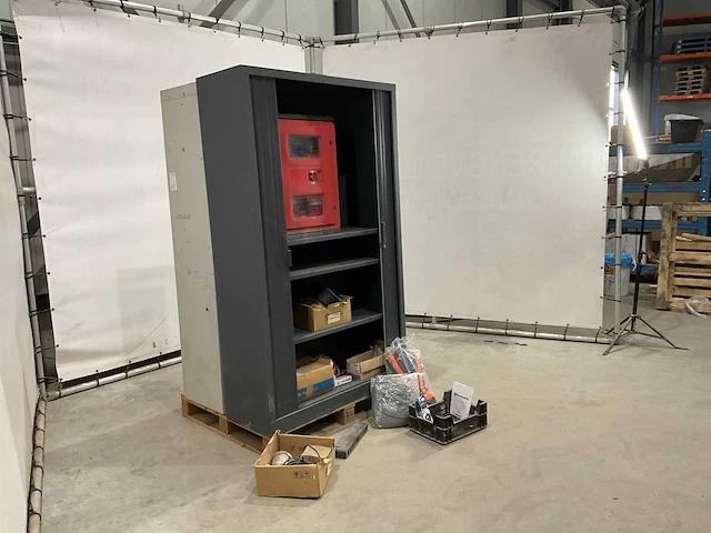 Metalen kast met inhoud - afbeelding 2 van  9