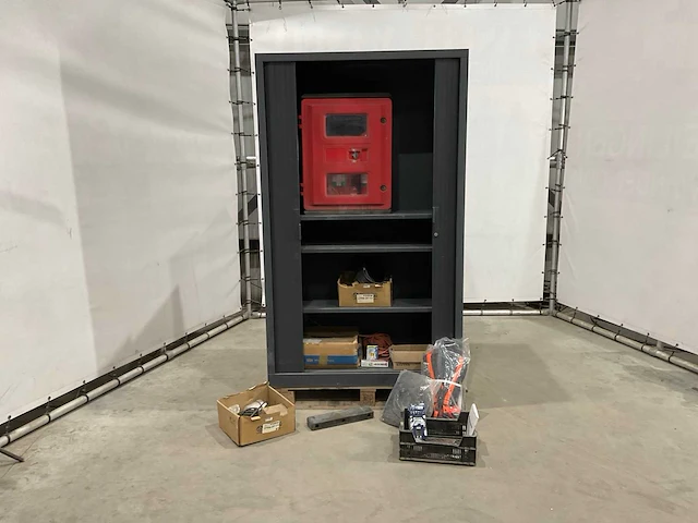 Metalen kast met inhoud - afbeelding 3 van  9